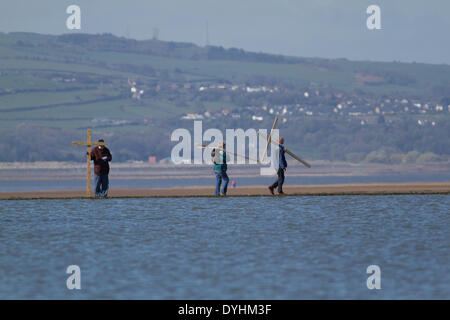 Le Lac Marin, West Kirby, Wirral, UK. 18 avril 2014. Paroissiens transporter autour de la croix de bois Le Lac Marin, West Kirby, Wirral, UK Crédit : Martin Waters/Alamy Live News Banque D'Images