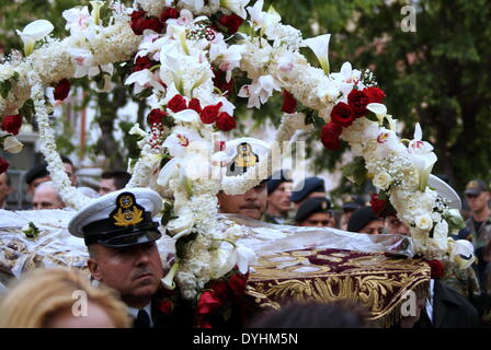 Thessalonique, Grèce. 18 avril 2014. Des milliers inscrivez-vous la traditionnelle procession du Vendredi Saint de l'Epitáph du Christ dans le nord du port grec de Thessalonique. Credit : Orhan Tsolak/Alamy Live News Banque D'Images