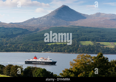 Ferry brodick et goatfell arran Banque D'Images