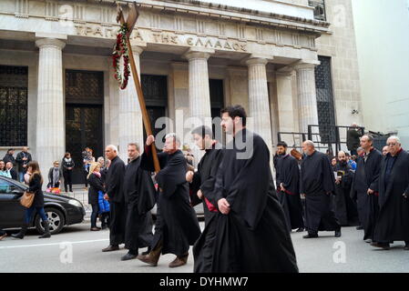 Thessalonique, Grèce. 18 avril 2014. Des milliers inscrivez-vous la traditionnelle procession du Vendredi Saint de l'Epitáph du Christ dans le nord du port grec de Thessalonique. Credit : Orhan Tsolak/Alamy Live News Banque D'Images