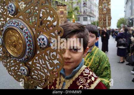 Thessalonique, Grèce. 18 avril 2014. Des milliers inscrivez-vous la traditionnelle procession du Vendredi Saint de l'Epitáph du Christ dans le nord du port grec de Thessalonique. Credit : Orhan Tsolak/Alamy Live News Banque D'Images