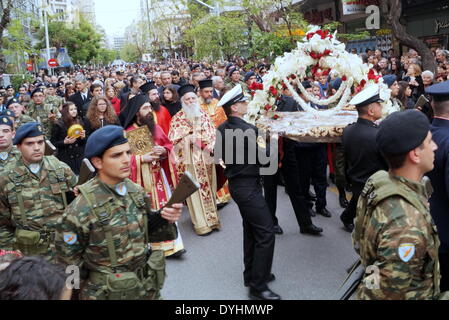 Thessalonique, Grèce. 18 avril 2014. Des milliers inscrivez-vous la traditionnelle procession du Vendredi Saint de l'Epitáph du Christ dans le nord du port grec de Thessalonique. Credit : Orhan Tsolak/Alamy Live News Banque D'Images