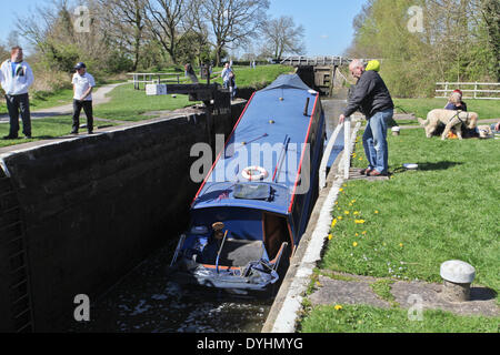 Chorley, Lancashire, Royaume-Uni. 18 mars 2014. Barge Canal sur terre après l'échec de verrouillage verrouillage cill. Credit : Sue Burton/Alamy Live News Banque D'Images