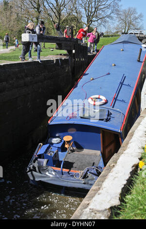 Chorley, Lancashire, Royaume-Uni. 18 mars 2014. Barge Canal sur terre après l'échec de verrouillage verrouillage cill. Credit : Sue Burton/Alamy Live News Banque D'Images