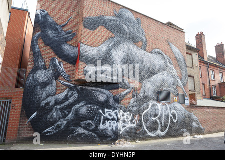 Grande murale à Bethnal Green, Londres, par l'artiste de rue ROA Banque D'Images