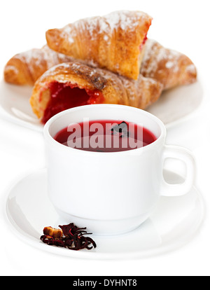 Tasse de thé et des croissants d'hibiscus Banque D'Images