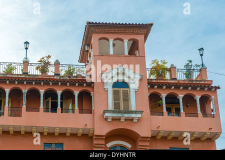 Détail d'une maison coloniale. Balcon avec fleurs et plantes, Casco Viejo, Panama City, Panama Banque D'Images