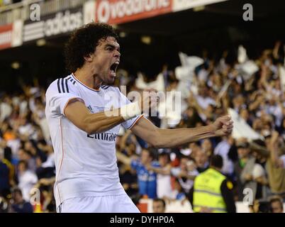 Mestalla, Valence, Espagne. Apr 16, 2014. La finale de la coupe de la Copa del Rey. Barcelone et le Real Madrid. Célébrations de Pepe © Plus Sport Action/Alamy Live News Banque D'Images