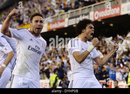 Mestalla, Valence, Espagne. Apr 16, 2014. La finale de la coupe de la Copa del Rey. Barcelone et le Real Madrid. Daniel Carvajal et Pepe © Plus Sport Action/Alamy Live News Banque D'Images