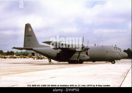 Le Lockheed AC-130A, numéro de série 55-0040, est montré ici en service avec le 711e Escadron d'opérations spéciales, 909e Groupe d'opérations spéciales, à la base aérienne McChord le 12 juillet 1975. L'AC-130A est un avion d'attaque au sol lourdement armé utilisé par l'US Air Force. Banque D'Images