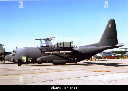 Le Lockheed AC-130A, numéro de queue 54-1626, était un navire de combat hautement spécialisé utilisé par l'US Air Force. Basé à la base aérienne de Wright-Patterson, cet avion a joué un rôle crucial dans les missions de soutien aérien rapproché et d'attaque au sol pendant son service dans les années 1960 et 1970 Banque D'Images