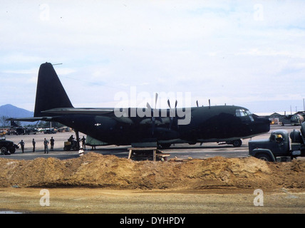 Le Lockheed HC-130 était une version modifiée du C-130 Hercules, conçu pour les missions de recherche et sauvetage et de combat pendant la guerre du Vietnam. Il comportait des capacités avancées pour le ravitaillement en carburant et l'évacuation médicale dans des conditions difficiles. Banque D'Images