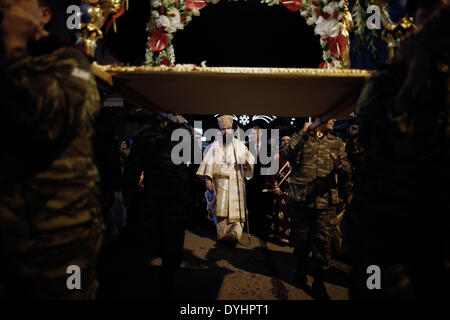 Serres, Grèce. 18 avril 2014. Procession orthodoxe grec de l'épitaphe à Serres, Grèce le vendredi saint, le 18 mars 2014. Credit : Konstantinos Tsakalidis/Alamy Live News Banque D'Images