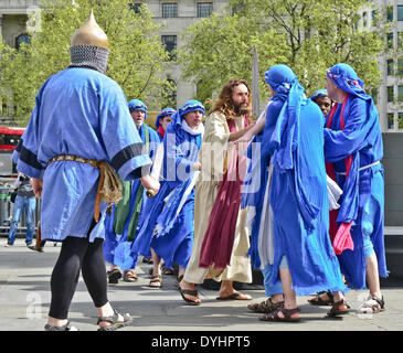 Londres, Royaume-Uni. 18 avril 2014. Photo:montre l'acteur James Burke-Dunsmore des joueurs Wintershall effectue dans 'La Passion de Jésus" le vendredi saint pour les foules à Trafalgar Square le 18 avril 2014 à Londres, en Angleterre. Les joueurs Wintershall sont basés sur l'immobilier Wintershall à Surrey et à effectuer plusieurs productions de théâtre biblique par an. Leur production "La Passion de Jésus" inclut une distribution de 80 acteurs, des chevaux, un âne et costumes authentiques de soldats romains dans la 12ème Légion de l'armée romaine le Vendredi saint, 2014 ; Date 18/04/2014 Credit : Jules annan/Alamy Live News Banque D'Images