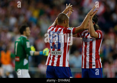 Madrid, l'Espagne, la Liga Football. 18 avr, 2014. Atletico de Madrid contre Elche (2-0) au stade Vicente Calderon. João Miranda de Souza (défenseur brésilien de l'Atletico Madrid) célébrant son équipe a pour objectif d'Action Crédit : Plus Sport/Alamy Live News Banque D'Images