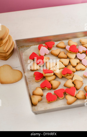 Assortiment de Heart-Shaped Cookies sur une plaque à pâtisserie, High Angle View Banque D'Images