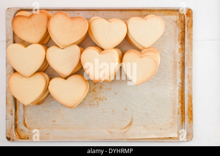 Des piles de Heart-Shaped Cookies sur une plaque à pâtisserie, High Angle View Banque D'Images