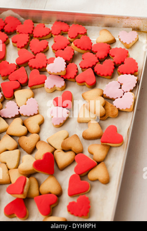 Assortiment de Heart-Shaped Cookies sur une plaque à pâtisserie, High Angle View Banque D'Images