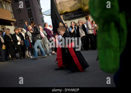 Badalona (Barcelone), Espagne 18 Avril, 2014. Un enfant habillé en Nazareno est visible pendant la procession du Saint Enterrement à Badalona. La procession du Vendredi Saint a lieu dans le district de Llefia à Badalona (Barcelone). Ce quartier est le foyer de la population principalement d'origine Andalouse et à cette époque (Pâques) montre les processions religieuses typiques du sud de l'Espagne. Crédit : Jordi Boixareu/Alamy Live News Banque D'Images