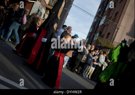 Badalona (Barcelone), Espagne 18 Avril, 2014. Un enfant habillé en Nazareno est visible pendant la procession du Saint Enterrement à Badalona. La procession du Vendredi Saint a lieu dans le district de Llefia à Badalona (Barcelone). Ce quartier est le foyer de la population principalement d'origine Andalouse et à cette époque (Pâques) montre les processions religieuses typiques du sud de l'Espagne. Crédit : Jordi Boixareu/Alamy Live News Banque D'Images