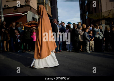 Badalona (Barcelone), Espagne 18 Avril, 2014. Une femme habillée en vierge Maria est visible pendant la procession du Saint Enterrement à Badalona. La procession du Vendredi Saint a lieu dans le district de Llefia à Badalona (Barcelone). Ce quartier est le foyer de la population principalement d'origine Andalouse et à cette époque (Pâques) montre les processions religieuses typiques du sud de l'Espagne. Crédit : Jordi Boixareu/Alamy Live News Banque D'Images