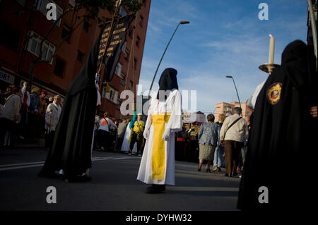 Badalona (Barcelone), Espagne 18 Avril, 2014. ( Costaleros hooded personnes qui portent les images sacrées) et Nazarenos sont vus au cours de la procession du Saint Enterrement à Badalona. La procession du Vendredi Saint a lieu dans le district de Llefia à Badalona (Barcelone). Ce quartier est le foyer de la population principalement d'origine Andalouse et à cette époque (Pâques) montre les processions religieuses typiques du sud de l'Espagne. Crédit : Jordi Boixareu/Alamy Live News Banque D'Images