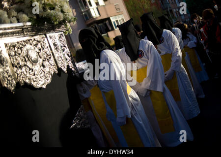 Badalona (Barcelone), Espagne 18 Avril, 2014. ( Costaleros hooded personnes qui portent les images sacrées) sont vus au cours de la procession du Saint Enterrement à Badalona. La procession du Vendredi Saint a lieu dans le district de Llefia à Badalona (Barcelone). Ce quartier est le foyer de la population principalement d'origine Andalouse et à cette époque (Pâques) montre les processions religieuses typiques du sud de l'Espagne. Crédit : Jordi Boixareu/Alamy Live News Banque D'Images