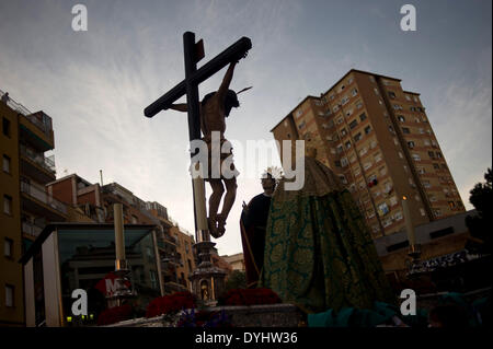 Badalona (Barcelone), Espagne 18 Avril, 2014. Une image du Christ crucifié est visible pendant la procession du Saint Enterrement à Badalona. La procession du Vendredi Saint a lieu dans le district de Llefia à Badalona (Barcelone). Ce quartier est le foyer de la population principalement d'origine Andalouse et à cette époque (Pâques) montre les processions religieuses typiques du sud de l'Espagne. Crédit : Jordi Boixareu/Alamy Live News Banque D'Images