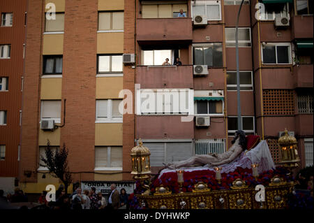 Badalona (Barcelone), Espagne 18 Avril, 2014. Regarder les gens depuis leurs fenêtres Christ mort image pendant la procession du Saint Enterrement à Badalona.La procession du Vendredi Saint a lieu dans le district de Llefia à Badalona (Barcelone). Ce quartier est le foyer de la population principalement d'origine Andalouse et à cette époque (Pâques) montre les processions religieuses typiques du sud de l'Espagne. Crédit : Jordi Boixareu/Alamy Live News Banque D'Images