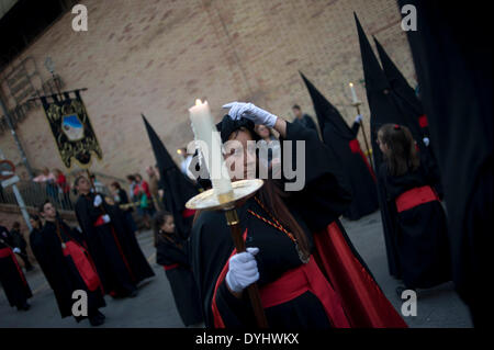 Badalona (Barcelone), Espagne 18 Avril, 2014. Un Nazaréen hood augmente pendant la procession du Saint Enterrement à Badalona.La procession du Vendredi Saint a lieu dans le district de Llefia à Badalona (Barcelone). Ce quartier est le foyer de la population principalement d'origine Andalouse et à cette époque (Pâques) montre les processions religieuses typiques du sud de l'Espagne. Crédit : Jordi Boixareu/Alamy Live News Banque D'Images