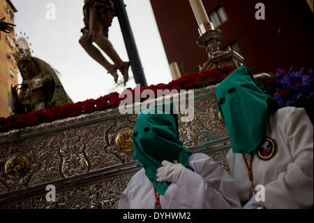 Badalona (Barcelone), Espagne 18 Avril, 2014. ( Costaleros hooded personnes qui portent les images sacrées) sont vus au cours de la procession du Saint Enterrement à Badalona. La procession du Vendredi Saint a lieu dans le district de Llefia à Badalona (Barcelone). Ce quartier est le foyer de la population principalement d'origine Andalouse et à cette époque (Pâques) montre les processions religieuses typiques du sud de l'Espagne. Crédit : Jordi Boixareu/Alamy Live News Banque D'Images