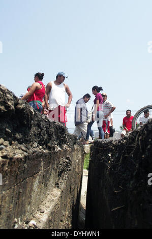 Tecpan, au Mexique. 18 avr, 2014. Inspecter les Mexicains une fissure sur la route fédérale, après un tremblement de terre Acapulco-Zihuatanejo, dans Tecpan, Guerrero, Mexique, le 18 avril 2014. Selon Séisme en Chine, un centre de réseaux 7.3-magnitude earthquake shaked le sud du Mexique, à 9 h 27, heure locale (1427 GMT) Vendredi. L'épicentre était situé à 17,6 degrés de latitude nord et 100,7 degrés de longitude ouest, à une profondeur d'environ 40,0 kilomètres. crédit : Edgar de Jésus Espinoza/Xinhua/Alamy Live News Banque D'Images