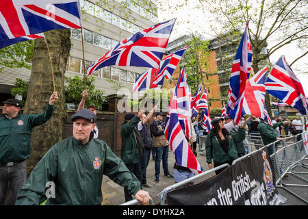 Les islamistes radicaux et les groupes d'extrême-droite en conflit à l'extérieur de la mosquée de Regent's Park à Londres Banque D'Images