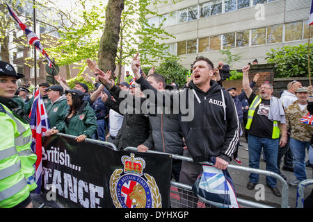 Les islamistes radicaux et les groupes d'extrême-droite en conflit à l'extérieur de la mosquée de Regent's Park à Londres Banque D'Images