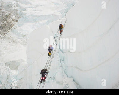 Katmandou, Népal. 18 avr, 2014. Une avalanche a balayé par un itinéraire d'escalade sur le mont Everest début vendredi, tuant au moins 12 guides népalais et laissant trois manquant dans la catastrophe la plus meurtrière unique sur le plus haut sommet du monde. Sur la photo : Fichier : 24 Septembre, 2004 - Solukhambu Khambu, Népal - Cascade de domaine est l'un des plus dangereux de l'expédition Everest. Après avoir quitté le camp de base au Camp 1 grimpeurs ont à traverser les chutes de glace, certains avec l'aide de corde et échelle. © Nawang Sherpa/Bogati/ZUMAPRESS.com/Alamy Live News Banque D'Images