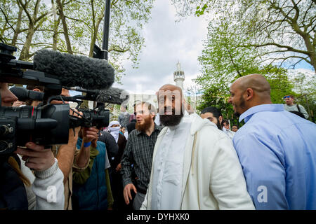 Les islamistes radicaux et les groupes d'extrême-droite en conflit à l'extérieur de la mosquée de Regent's Park à Londres Banque D'Images