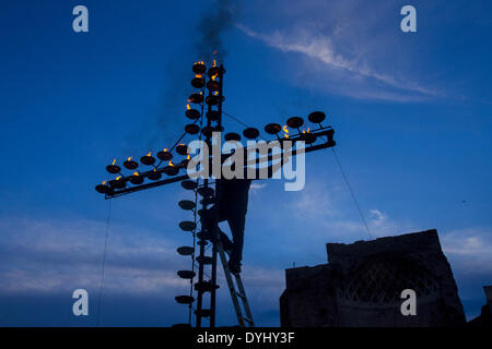 Italie Rome le 18 avril 2014 Le Pape François au Colisée, au cours Via Crucis célébration Banque D'Images