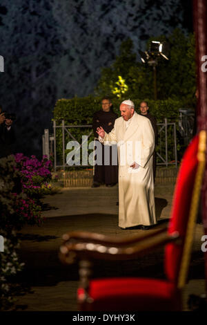 Italie Rome le 18 avril 2014 Le Pape François au Colisée, au cours Via Crucis célébration Banque D'Images