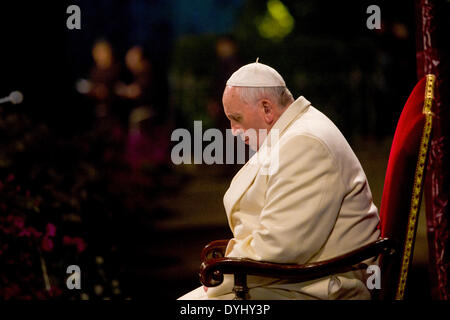 Italie Rome le 18 avril 2014 Le Pape François au Colisée, au cours Via Crucis célébration Banque D'Images