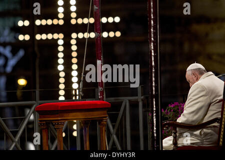 Italie Rome le 18 avril 2014 Le Pape François au Colisée, au cours Via Crucis célébration Banque D'Images