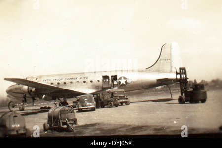 Le Douglas C-54 Skymaster, immatriculé 43-17224, était un avion pivot à des fins militaires et civiles pendant et après la seconde Guerre mondiale. Ce modèle a été utilisé par l'US Air Force et plus tard par Air Vietnam. Le C-54 a servi pour des missions de transport et de reconnaissance. Le moteur Pratt & Whitney R-2000 de l'avion propulsait ses capacités à longue portée. Banque D'Images