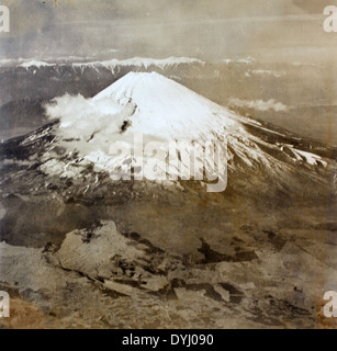Photographie tirée de l'album de Charles Daniels documentant les avions de la seconde Guerre mondiale survolant le mont Fuji au Japon, mettant en valeur les opérations de l'aviation militaire. Banque D'Images