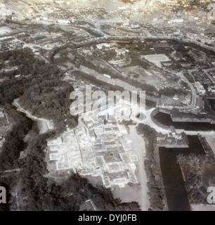 Cette photographie de l'album de Charles Daniels capture les conséquences des bombardements sur Tokyo pendant la IIe Guerre mondiale. L'image reflète l'impact dévastateur des raids sur la capitale du Japon. Banque D'Images