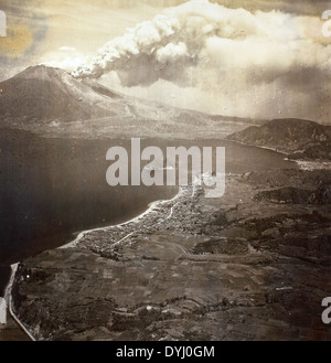 Photographie de la collection de Charles Daniels représentant un volcan actif dans le sud de Honshu, au Japon, prise pendant la seconde Guerre mondiale. L'image capture le paysage volatile pendant la période de guerre. Banque D'Images
