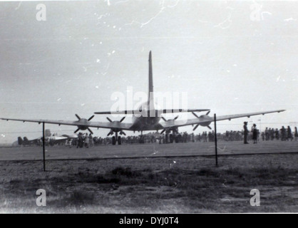 Photographie tirée de l'album de Charles Daniels mettant en vedette le Douglas C-74 Liftmaster à LAX en novembre 1949, avec le numéro d'avion 42-65407. Banque D'Images