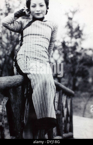 Cette photographie montre Gibbons, un vétéran de la seconde Guerre mondiale, documentant son service en Chine pendant le conflit. L'image reflète le rôle important joué par l'armée américaine dans le théâtre Chine-Birmanie-Inde pendant la seconde Guerre mondiale. Banque D'Images
