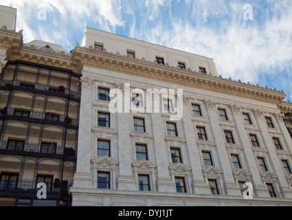 Une vue arrière de l'extérieur de l'hôtel The Fairmont San Francisco, un hôtel de luxe sur Nob Hill à San Francisco, Californie. Banque D'Images