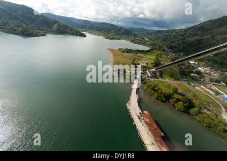 Une vue aérienne de l'entrée vers les îles et la baie de Golfo Dulce et Golfito dans la zone sud du Costa Rica Banque D'Images