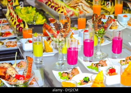 De l'alimentation meulé avec red salade de poissons, langoustes et jus frais disposés sur la table Banque D'Images