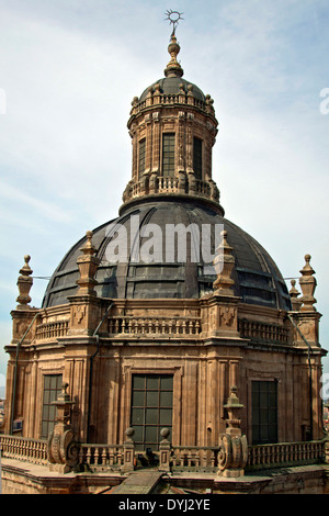 Une remontée de l'escalier menant au ciel offre cette vue sur le dôme de la Clerecía ou église Iglesia del Espíritu Santo, Salamanque. Banque D'Images